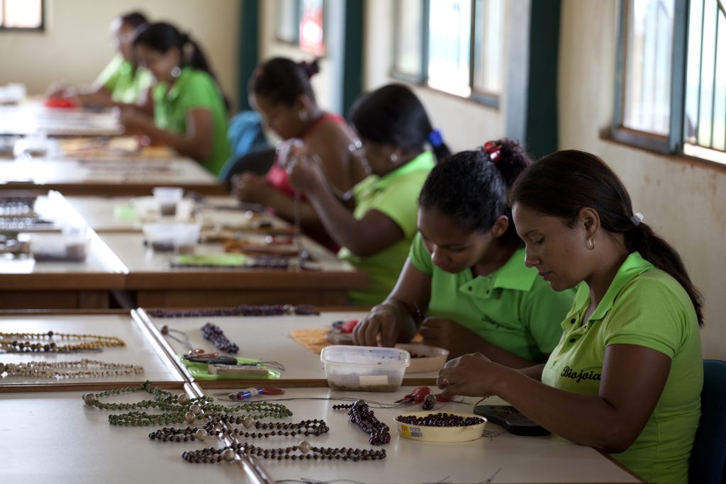 Assunto: Cooperativa Biojóias - Mulheres cooperativadas montando colares com sementes locais para comercialização na Unidade de Montagem - Estação Conhecimento / Local: Tucumã - Pará / Data: 03/11/2010