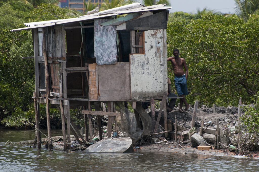 Assunto: Palafitas (casa de madeira precária sobre pilotis) em favela na Ilha de Deus / Local: Recife - Pernambuco / Data: 14/10/2010