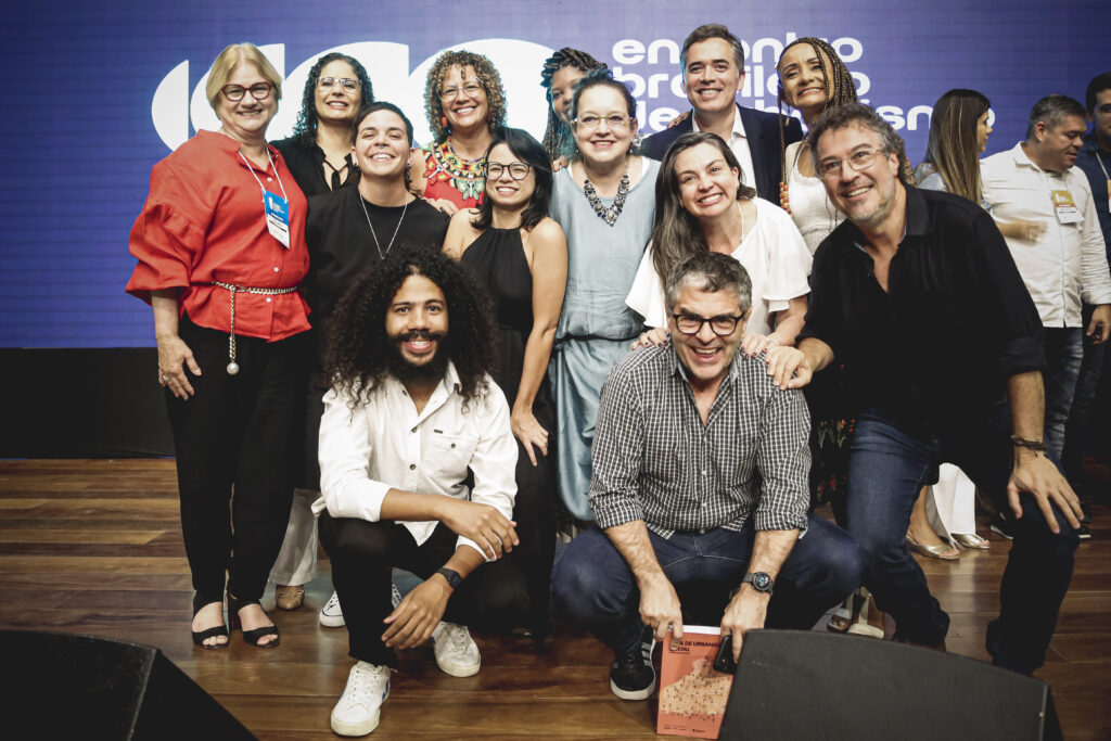 Membros da Rede Brasileira de Urbanismo Social ao lado de Kátia Mello, Tomás Alvim e Jorge Melguizo.
